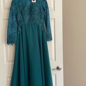 Formal gown Women’s 8 jade/peacock color formal gown for MOB or evening